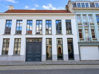 Gent: unieke kans op toplocatie in de Burgstraat (178 m²).<br /><br />Op zoek naar een tijdelijke plek om jouw merk of concept in de kijker te zetten? Deze lichtrijke en ruime handelsruimte van 178 m² in de bruisende Burgstraat in Gent is nu beschikbaar als pop-uplocatie.<br /><br />Met een warme, uitnodigende uitstraling en grote raampartijen is dit de perfecte setting om je winkel, showroom, gallery of tijdelijk concept tot leven te brengen. Dankzij de centrale ligging – vlak bij het Gravensteen en met veel passage – geniet je van maximale zichtbaarheid en bereik.<br /><br />De ruimte beschikt over een kitchenette, toilet, bergruimtes en een gezellig terras – ideaal om klanten te ontvangen in stijl.<br /><br />Ideaal voor merken, ontwerpers of ondernemers die tijdelijk willen opvallen op een A-locatie.<br />Huurprijs: 2000 euro/maand.