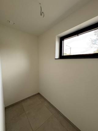 De woning 197 m² bestaat op het gelijkvloers uit een inkomhal met berging (wasplaats) en gastentoilet die uitgeeft op de garage met automatische poort. Achteraan bevindt zich de ruime woonkamer met open keuken en schuifraam naar de tuin. <br /><br />De verdieping is ingedeeld in 3 mooie slaapkamers van respectievelijk 17 m², 15 m² en 10 m², apart toilet en badkamer. <br /><br />Via een vaste trap komt men in de ruime zolder 30 m² die nog naar keuze kan ingedeeld worden.<br /><br />De woning is zeer goed gelegen, nabij het centrum van Zoersel op wandelafstand van alle winkels en openbaar vervoer.<br /><br />Afwerking wordt volledig gedaan volgens lastenboek. Op die manier kan men volledig zelf kiezen hoe alles afgewerkt.