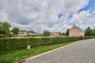 <strong>Rustig gelegen perceel bouwgrond op een residentiële locatie in een doodlopende straat</strong>. Op de Vuurjufferstraat ter hoogte van huisnummer 14 bieden dit perceel bouwgrond aan, geschikt voor het bouwen van een woning in halfopen bebouwing. Hier is het veilig wonen in een verkeersluwe omgeving in een doodlopende straat. Op enkele minuten gelegen van de Halveweg, waardoor de verbinding met alle faciliteiten gegarandeerd is. De overige 3 loten uit deze verkaveling worden ook te koop aangeboden via ons kantoor.<br /><br />Het verkavelingsplan en de bijhorende bouwvoorschriften kan je bekijken onder "downloads".<br /><br /><span><span>L</span><span>ot 1</span></span><strong> </strong>heeft een perceeloppervlakte van <span>4a44ca</span> groot.<br /><br />De beknotte bouwvoorschriften zijn als volgt:<br />- inplanting van het gebouw op min. 6m uit van de rooilijn en minstens 3m van de zijdelingse perceelsgrens <br />- geschikt voor het bouwen van een eengezinswoning, zorgwoning toegelaten<br />- bijgebouwen kunnen opgericht worden als bijv. berging, maar niet als garage<br />- minstens 1 garage/geïntegreerde carport dient te worden voorzien in het hoofdvolume<br />- bouwdiepte van max. 15m op het gelijkvloers, max. 12m op de verdieping<br />- 2 bouwlagen met plat dak of zadeldak (het gabarit tussen de 2 halfopen bebouwingen moet op elkaar aansluiten, dit van de eerst vergunde woning is bepalend)<br /><br /><span>Op zoek naar een mooi perceel bouwgrond om je droomwoning te realiseren? Contacteer ons voor meer info op 011/39 90 50 of info@jansenrealestate.be</span><br /><br /><span>Wij ontzorgen je ook voor de </span><strong>verkoop </strong><span>van je </span><strong>huidige woning</strong><span>!</span><strong> </strong><span>Voor meer uitleg helpen we je graag verder.</span>
