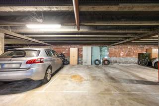<p><span>Ondergrondse autostaanplaats op toplocatie in populaire Borgerhout</span></p><p><span>In de ondergrondse parking van dit verzorgde gebouw bevindt zich een ruime autostaanplaats. De parkeerplaats heeft een breedte van 2,6 m en een diepte van 5 m², wat ruim voldoende is voor de meeste personenwagens. De toegang tot de ondergrondse parkeergarage verloopt via een automatische poort met een breedte van 3,4 m en een maximale hoogte van 1.99 m. Binnen is het een open ruimte, waardoor het eenvoudig manoeuvreren is om vervolgens uw auto veilig te parkeren.</span></p><p><span> </span></p><p><span>Ideale investering met risicoloos rendement !</span></p><p><span>Op zoek naar een plek om je wagen kwijt te kunnen of slimme investering in een toplocatie? Wij presenteren u de perfecte kans om uw geld te laten groeien met een risicoloos rendement. Met een mogelijke huurprijs van €100 per maand biedt de autostaanplaats een jaarlijks rendement van 4,8 %. Met andere woorden is deze autostaanplaats perfect voor diegenen die op zoek zijn naar een rendabele investering met een solide rendementspotentieel. </span></p><p><span> </span></p><p><span> </span></p>