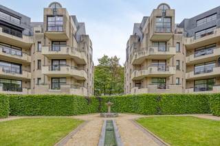 Op een zeer rustige en groene ligging, temidden van een groen park en naast het Brugmannpark, in de Kasteel de Walzinlaan 15, te Ukkel, mooi en standingvol appartement te koop van ± 110 m² op de 3de van een recent en goed onderhouden gebouw.Het appartement biedt:- een ruime inkomhal met apart toilet,- ruime en lichte woonkamer,- Zuidelijk hoekterras van ± 14 m²,- 2 ruime slaapkamers (± 14 en 16 m²),- badkamer (ligbad met douche, 2 wastafels en toilet),- douchekamer (momenteel dienstdoend als wasplaats),- aparte berging, - dubbele garagebox (P60-P61, + 60.000 Euro),- ruime kelder van ± 16 m² (nr 20),- EPC: D+, 156 kWu/(m²jaar),- individuele gasverwarming, - momenteel verhuurd voor lange termijn (dus opzeg van 6 maanden voor eigen bewoning),- concierge in gebouw,- kosten: 166 Euro/maand (gemene delen (concierge, zwembad, feestzaal, park), fonds),Kom zeker een kijkje nemen naar dit uitzonderlijke rustige en groen gelegen appartement!Bestemming: appartementOnroerend goed ingeschreven op de bewaarlijst / beschermd / procedure tot inschrijving of bescherming lopende: neenVerkavelingsvergunning: neenOnroerend goed gelegen in een voorkooprechtperimeter: neenVoorkeurrecht voor de huurder: ja