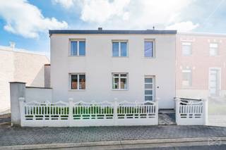 Maison 3 façades idéalement située dans une rue calme du paisible village de Corswarem, à proximité immédiate de la E40 et de toutes les...