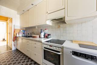 Op de 11de verdieping van residentie Diksmuide, vinden we dit lichtrijke appartement met 94 m² bewoonbare oppervlakte, ideaal gelegen aan de Rodekruislaan 5 in Berchem. Dankzij deze hoogte geniet dit appartement van een prachtig, open uitzicht en een aangename lichtinval gedurende de hele dag.<br /><br />De centrale ligging, op wandelafstand van het Boelaerpark, winkels, openbaar vervoer en belangrijke invalswegen, maakt dit appartement bijzonder aantrekkelijk voor zowel eigen bewoning als investering.<br /><br />De indeling omvat een zeer ruime leefruimte met grote raampartijen en een mooi panoramisch uitzicht, een aparte keuken, twee volwaardige slaapkamers, een badkamer die in 2017 werd gerenoveerd en een apart toilet.<br /><br />Verder beschikt het appartement over een individuele kelderberging, ideaal voor extra opslagruimte.<br /><br />Ook technisch scoort deze eigendom uitstekend: de elektrische installatie is conform en met een EPC-label C biedt het appartement een degelijke energieprestatie.<br /><br />Algemene kosten: ca. 233 euro per maand incl. verwarming, water, poetsen, syndicus, brandverzekering, lift, spaarfonds en conciërge. <br /><br />Het appartement is momenteel verhuurd. <br /><br />Bent u op zoek naar een ruim appartement met een schitterend uitzicht op een uitstekende locatie in Berchem? Neem dan vandaag nog contact met ons op voor een bezichtiging.