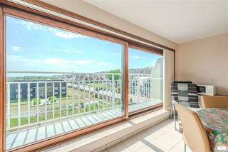 Bent u op zoek naar een verzorgde woning of een comfortabel vakantieverblijf? Deze gezellige en goed onderhouden woonst combineert een praktische indeling met veel natuurlijk licht en een aangenaam open uitzicht.Bij het binnenkomen valt meteen de lichtrijke leefruimte op. Dankzij de grote raampartijen geniet u de hele dag van een aangename lichtinval en een mooi uitzicht. De open keuken is compact maar functioneel ingericht, met voldoende kastruimte en een eigentijdse afwerking in lichte tinten.De leefruimte sluit naadloos aan op het terras, waar u heerlijk kunt ontspannen en genieten van de omgeving. De neutrale vloer- en wandafwerking zorgt voor een tijdloze uitstraling en biedt de perfecte basis om de woning naar eigen smaak in te richten.De badkamer beschikt over een ligbad met douchevoorziening, wastafel en toilet. Ook hier zorgen de lichte kleuren voor een frisse en verzorgde uitstraling.Troeven van deze woning:* Lichtrijke leefruimte met grote raampartijen* Open, praktische keuken met veel opbergruimte* Aangenaam terras met open uitzicht, schuin zeezicht* Badkamer met ligbad* Neutrale en onderhoudsvriendelijke afwerking* Instapklaar en goed onderhoudenIdeaal als vaste woonst, tweede verblijf of investeringEen aantrekkelijke woonst waar comfort, licht en functionaliteit samenkomen. Maak snel een afspraak voor een bezoek en ontdek zelf de mogelijkheden van deze eigendom.