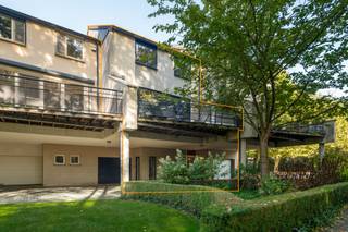<p><span>Ruime en verzorgde woning op een bijzonder rustige en kindvriendelijke locatie. De woning combineert wooncomfort en een mooie afwerking met een uitstekende bereikbaarheid. Een ideale thuisbasis voor gezinnen die rustig en veilig willen wonen, zonder in te boeten aan de nabijheid van alle dagelijkse voorzieningen.</span></p><p><span>Dankzij het karakter van het woonerf geniet u hier van een verkeersluwe en veilige woonomgeving, waar kinderen naar hartenlust kunnen spelen. Hiertoe werd er ook een speeltuintje met o.a. trampoline ingericht. Tegelijkertijd bevinden winkels, scholen, openbaar vervoer en andere voorzieningen zich op korte afstand. Ook de centra van Ekeren, Kapellen en Brasschaat zijn vlot bereikbaar, net als de belangrijkste verbindingswegen. Een perfecte combinatie dus van rust, veiligheid en mobiliteit!</span></p><p><span>We betreden de woning langs de inkomhal (met vestiairekast), waarna de trap ons naar de eerste verdieping brengt. Hier vinden we een uiterst ruime en lichtrijke leefruimte (50,35m²), met meer dan voldoende plaats voor een aangename zithoek en een eetplaats. Aansluitend vinden we een volledig uitgeruste, open keuken met voldoende kast- en werkbladruimte en verder de volgende uitrusting: fornuis van Boretti (gas), dampkap, oven, microgolfoven, spoelbak, vaatwasser, koelkast en diepvriezer. Verder vinden we hier op de eerste verdieping ook nog een gastentoilet (met handenwasser).</span></p><p><span>Deze eerste verdieping biedt alle comfort voor het dagelijkse gezinsleven. De mooie houten vloeren en eigentijdse materialen zorgen daarbij voor een warme en huiselijke uitstraling.</span></p><p><span>Het is ook via de eerste verdieping dat we toegang kunnen nemen tot de fantastische terrassen, alwaar men in alle rust en met de nodige privacy kan genieten van de groene omgeving.</span></p><p><span>Op de tweede verdieping bevindt zich een ruime master (15,30m²) met ingemaakte kast, een thuiskantoor (met ingemaakte kast en bureau), een stijlvol vernieuwde en volledig uitgeruste badkamer en nog twee (kinder)slaapkamers, respectievelijk 9,65m² en 8,75m². De badkamer is ingericht met een ligbad, een douche, een lavabomeubel (dubbel) en een toilet. Een ideale combinatie van comfort en functionaliteit!</span></p><p><span>Op de derde verdieping vinden we nog een vierde, uiterst ruime slaapkamer, welke eveneens dienst kan doen als hobbykamer, speelruimte en/of ontspanningsruimte.</span></p><p><span>Ook aan parkeergelegenheid en bergruimte geen gebrek. De woning beschikt niet alleen over een ruime inpandige garage (30,75m²), maar ook over een privatieve staanplaats (niet overdekt).</span></p><p><span>Een verrassend ruime en comfortabele gezinswoning met tal van mogelijkheden, gelegen in een rustige, verkeersluwe en bijzonder kindvriendelijke woonomgeving. Een unieke combinatie van ruimte, wooncomfort en een uitstekende ligging!</span></p><p><span>Nog meegeven dat de maandelijkse bijdrage in de gemeenschappelijke lasten 250,00 bedraagt. Hierin zijn o.a. begrepen: water, syndicus, blokpolis en onderhoud en kosten gemeenschappelijke delen, waaronder de prachtige tuin.</span></p>