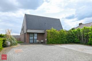 Unieke energiezuinige eigendom verscholen achter schuifpoort. Bestaande uit een inkomhall, 3 slaapkamers met eigen badkamer en toegang tot tuin, bureel / hobbyruimte eveneens op gelijkvloers, volledig ingerichte living en keuken op verdieping, bijkeuken, technische ruimte, buitensauna, zongerichte tuin met overdekt terras, tuinberging (24m²), ruimte voor 4 wagens, 24 zonnepanelen, vloerverwarming (warmtepomp). Vlotte verbinding centrum en E17. Geschikt voor gezin waar ieder houdt van privacy en comfort, maar ook ideaal voor B&B