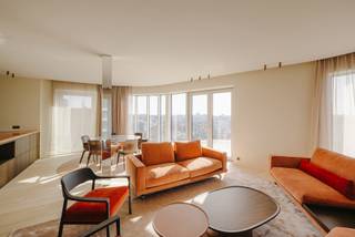 Gelegen op de 10e verdieping van het iconische gebouw “Edition”, ideaal gelegen aan de Louizalaan ter hoogte van de wijk Châtelain, bevindt zich dit gemeubelde penthouse met ruime volumes en een rondlopend terras.<br />Het appartement beschikt over een ruime inkomhal die uitgeeft op een lichte woonkamer en eetkamer met directe toegang tot het terras dat rond het volledige appartement loopt. De open keuken is geïntegreerd in de leefruimte en wordt aangevuld met een achterkeuken met aansluitende wasruimte.<br />Het nachgedeelte omvat drie slaapkamers, twee badkamers en twee toiletten. In het hele appartement zijn talrijke ingebouwde kasten aanwezig.<br />Het appartement is smaakvol gemeubeld en dankzij het rondlopende terras geniet elke kamer van een buitenruimte en veel natuurlijke lichtinval. Het appartement beschikt bovendien over een kelder en extra bergruimte in het appartement.<br />Twee parkeerplaatsen zijn beschikbaar voor €125 per maand per plaats.<br />Het gebouw is energiezuinig en uitgerust met zonnepanelen, driedubbele beglazing, brandwerende deuren en een ventilatiesysteem met dubbele stroom. EPC: C.<br />Huur op naam van een vennootschap is mogelijk. Onmiddellijk beschikbaar.<br />Topligging aan de Louizalaan, op wandelafstand van winkels, restaurants en openbaar vervoer.