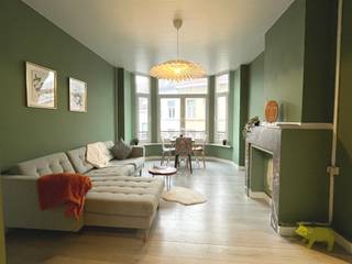 Rendez-vous sur www.abricasa.be et planifiez votre rendez-vous de vente avec notre assistante numérique Alice !Vous souhaitez devenir propriétaire d'un appartement ? Ne manquez pas cette offre !Entrez dans cet appartement agréable à vivre, doté d'un agencement pratique : salon compact, cuisine ouverte, débarras - raccordement pour machine à laver. La salle de bains est directement accessible depuis la chambre principale. À l'avant, nous trouvons la deuxième chambre, idéale comme bureau pour le télétravail ou comme chambre d'amis supplémentaire, les toilettes pour invités et un vestiaire. Débarras supplémentaire au sous-sol. Double vitrage et chauffage au gaz.Vous souhaitez vendre votre propriété ou vous recherchez un agent immobilier pour la location ou la gestion ?Venez faire notre connaissance !Abricasa – L'immobilier pour les générations : votre partenaire immobilier