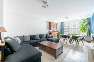 Indeling:Welkom in dit afgewerkte appartement op de vierde verdieping van een charmant gebouw in de statige Justitiestraat – een toplocatie in...