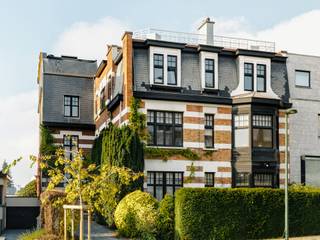 In de gewilde wijk Floride, genesteld achter een karaktervol gebouw, prachtige duplex/penthouse met een oppervlakte van ± 200 m², grondig gerenoveerd in 2025 door architect Renaud Dejeneff en voorzien van een panoramisch terras met vrij uitzicht op een groene omgeving.<br /><br />Deze woning combineert elegantie en moderniteit op een prachtige manier en zal u bekoren door zijn open ruimtes en lichtinval. Ze bestaat uit een ruime ontvangstruimte met open haard en een open keuken die uitkomt op het terras (± 60 m²) met een ideale ligging. Het slaapgedeelte biedt een master suite met dressing en en-suite badkamer, evenals twee andere slaapkamers met aangrenzende badkamer en inbouwkasten. Een parkeerplaats is optioneel beschikbaar.<br /><br />Overige: pre-installatie individuele verwarmingsketel, open haard met elektrische klep, kelder, EPC D+.<br /><br />De wijk Floride is ideaal gelegen in een groene omgeving tussen de Montjoie laan en de Hamoir laan, vlakbij het Zoniënwoud, het openbaar vervoer en winkels.<br /><br />Voor meer informatie kunt u contact opnemen met Bertrand de Moffarts op +32 (0) 475 944 508.