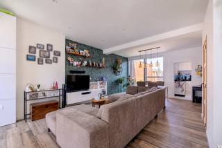 <p><span>Ontdek deze gerenoveerde gezinswoning met een gezellige tuin, bereikbaar via een servitudeweg, gelegen aan Stevennekens 111 in Rijkevorsel. De woning bevindt zich op een gunstige locatie nabij het centrum en biedt vanuit de leefruimtes en de tuin een prachtig uitzicht over de achterliggende weilanden. <br /><br /></span><span>Binnenin werd de woning zorgvuldig gerenoveerd en geniet je van een aangename leefruimte en een moderne keuken. Daarnaast beschikt de woning over drie slaapkamers, gerenoveerde badkamer en een praktische bergzolder. </span><span>Ook buiten is het volop genieten dankzij de gezellige tuin, die via een servitudeweg bereikbaar is en een rustige plek vormt om te ontspannen met zicht op het groene landschap.<br /><br /></span>Indeling: <br />Kelder: <br />- Kelder<br /><br />Gelijkvloers: <br />- Inkomhal<br />- Lichtrijke leefruimte met zit- en eetgedeelte<br />- Opbergruimte onder de trap <br />- Gerenoveerde, volledig geïstalleerde keuken met kookvuur, microgolf, oven, vaatwasser, dubbele ijskast en dubbele dieprvries<br />- Wasplaats met ingemaakte kasten op hoogte<br />- Gastentoilet<br />- Gerenoveerde badkamer met ruime inloopdouche met infraroodverwarming, ligbad en dubbele lavabo<br /><br />Verdieping: <br />- Ruime overloop (momenteel ingericht als dressing)<br />- Slaapkamer 1 (14,9 <span>m²)</span><br />- Slaapkamer 2 (13 <span>m²)</span><br />- Slaapkamer 3 (12,3 <span>m²)</span><br /><br />Zolder:<br />- Opbergzolder die bereikbaar is via een vlizotrap<br /><br />Troeven: <br />- Gerenoveerde gezinswoning<br />- Gezellige tuin met zicht op de weilanden (bereikbaar via een servitudeweg)<br />- Gunstige EPC: B-label<br />- EK conform <br />- Asbestveilig<br />- Renovatie hoofdgebouw gelijkvloers: 2016<br />- Renovatie aanbouw gelijkvloers: 2024<br />- Renovatie verdieping: 2020<br />- Dakrenovatie: 2024<br /><br /><span>Mis deze kans niet en plan een bezoek in!</span><br /><br /><span>0497 27 14 64</span><br /><span>camilla@albert.immo</span><br /><span>www.albert.immo</span><br /><br /><span>Bij Albert kom je thuis!</span><br /><br /><span>Voor alle foto's en interactieve plannen verwijzen wij naar onze website: www.albert.immo</span></p>