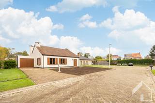 Compacte open bebouwing in een doorlopende straat (toplocatie!!), op wandelafstand van het centrum van Broechem. Bij het betreden van de...