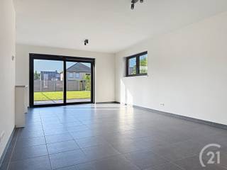 Nieuwbouwwoning in een doodlopende straat te huur!Op het gelijkvloers is er inkomhal met apart toilet en vestiaire. Een lichtrijke leefruimte met...