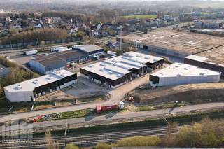 Nieuwbouw <strong>KMO-units </strong>van <strong>183 m² tot 235 m²</strong>, elk voorzien van een privatieve parkeerplaats, te huur.<br /><br />Uitstekend gelegen aan de rand van Brussel in Zellik, nabij de bedrijvige Pontbeeklaan (N9), die op slechts 2 km een vlotte verbinding biedt met de<strong> R0 en E40</strong> via de op- en afrit Groot-Bijgaarden.<br /><br />De casco KMO-units beschikken over een<strong> vrije hoogte van 6 m</strong> en zijn opgebouwd uit een staalconstructie in combinatie met beton (3 m hoog) en sandwichpanelen. Elke unit is toegankelijk via een <strong>automatische sectionale poort </strong>van 4 m H x 4 m B, aangevuld met een toegangsdeur. Verder zijn de units voorzien van een polybetonvloer, lichtstraat met rookluik, ruime privatieve parkeerplaats(en), branddetectie en individuele nutsleidingen voor water, elektriciteit (32 A) en data.<br /><br />Daarnaast beschikt elke unit over een privatieve <strong>regenwaterput van 5.000 liter</strong>. De dakstructuur is geschikt voor het plaatsen van zonnepanelen (15 kg/m²) en technische installaties (5 kg/m²).<br /><br />Deze KMO-units zijn ideaal voor starters, zelfstandigen en ondernemingen met beperkte opslag- of werkruimte, dankzij de uitstekende bereikbaarheid nabij de<strong> R0, E19 en E40.</strong><br /><br />Contacteer <strong>PANORAMA B2B</strong> voor bijkomende (technische) inlichtingen, plannen of een vrijblijvend plaatsbezoek via <strong>0477 07 30 30.</strong>