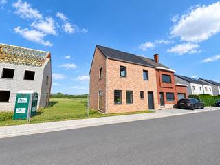 Hectaar bouwt deze moderne en energiezuinige nieuwbouwwoning in het landelijke Malderen. Gelegen op een centrale locatie tussen Buggenhout en Londerzeel, bevindt de woning zich niet ver van het station en het openbaar vervoer. Daarnaast vindt u in de directe omgeving tal van voorzieningen zoals een bakkerij, slagerij, scholen en grootwarenhuizen.<br /><br />Deze ruime woning is gelegen op een perceel van 5a90ca en biedt een functionele indeling met lichtrijke en open leefruimtes. De woning is woonklaar wordt verder afgewerkt met schilderwerken, laminaat op slaapkamers en verlichting.<br /><br />Gelijkvloers: Inkomhal met gastentoilet, ruime leefruimte met open keuken (43m²), berging/wasruimte<br />Verdiep: Nachthal met apart toilet, Drie slaapkamers (14m² - 13,3m² - 10,2m²), badkamer met ligbad, douche en dubbel lavabomeubel<br />Zolder; Ruime zolder die tal van mogelijkheden biedt (47,5m²)<br /><br /><strong>Energiezuinig en duurzaam wonen:</strong><br /> -  Energiezuinig wonen - warmtepomp, zonnepanelen<br /> -  Vloerverwarming op het gelijkvloers<br /> -  Grote ruimtes met veel lichtinval<br /> -  Regenwaterput aangesloten op toiletten, wasmachine en buitenkraan<br /><br />Bent u op zoek naar een energiezuinige en instapklare nieuwbouwwoning? Neem snel contact op voor meer informatie of een afspraak. Plannen zijn terug te vinden op www.hectaar.be
