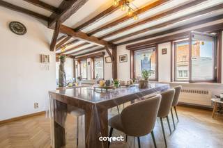 Ruime rijwoning met 4 slaapkamers, polyvalente ruimte, garage en zonnig terras.STARTPRIJS: Elk bod boven deze startprijs, wordt voorgelegd aan de eigenaars, die al dan niet kunnen in gaan op dit aanbod.Bent u op zoek naar een woning met ruimte, flexibiliteit en tal van mogelijkheden? Dan is deze verzorgde rijwoning beslist een bezoekje waard!Op het gelijkvloers vindt u een multifunctionele ruimte, die dienst kan doen als bureel- of hobbyruimte of extra slaapkamer.Dankzij de aanwezige kitchenette en sanitair is deze verdieping ook ideaal voor een inwonend familielid, zelfstandige activiteit of als aparte woonunit. Daarnaast beschikt de woning over een ruime garage met rechtstreekse toegang tot de gezellige koer en buitenberging/werkplaats.De eerste verdieping biedt een lichtrijke leefruimte met een ingerichte keuken met directe aansluiting tot het zonneterras, badkamer en praktische wasruimte.Op de 2de verdieping bevinden zich 4 volwaardige slaapkamers en een opbergzolder.Elektriciteit is conform gekeurd!Deze woning biedt heel veel mogelijkheden, ideaal als investeringspand, grote gezinnen of voor iemand die wonen en werken wil combineren!Voor meer informatie contacteer Regine: 0493 112 050 - regine@correctvastgoed.be👉 Online schattingstool: https://www.correctvastgoed.be/schatting
