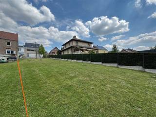<p>Ce beau terrain à bâtir de 6a87ca offre une excellente opportunité de construire un bâtiment semi-détaché. Le terrain a une largeur de 11,89 mètres côté rue et une profondeur de 40,59 mètres. A l'arrière, vous bénéficierez de belles vues verdoyantes, idéales pour ceux qui aiment le calme et la nature.</p><p>L'emplacement est très pratique et calme, tout en étant à deux pas des principales voies d'accès, des magasins, des écoles et des transports publics. Vous combinez ainsi le meilleur d'un environnement rural tranquille avec la proximité de toutes les commodités.</p><p>Les règles de construction sont les suivantes</p><p>Profondeur de construction de 15 mètres au rez-de-chaussée et de 12 mètres au premier étage.<br />La hauteur de corniche et de faîtage ne doit pas dépasser celle de la maison voisine.<br />Une bande non constructible de 3 mètres doit être prévue sur le côté gauche (vu de la rue).</p><p>Une belle opportunité de construire la maison de vos rêves dans le quartier pittoresque d'Appelterre-Eichem !</p><p>Pour plus d'informations, contactez notre bureau !</p>