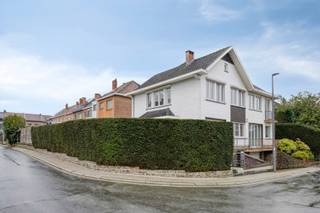 Located in a residential neighborhood in Groot-Bijgaarden (Dilbeek), we find this charming and ready-to-move-in home. An ideal home for those who...