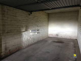 Underground garage box, centrally located near downtown Mortsel! This garage box is centrally located and has a manual gate.Ideal to park the car or...