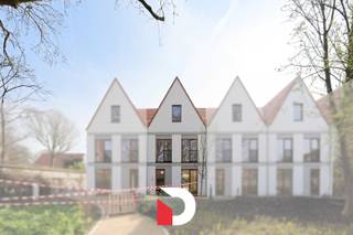 Deze ruime nieuwbouwrijwoning in het exclusieve project Linum Park combineert hedendaags comfort met een unieke ligging in het centrum van Brugge. Met een bewoonbare oppervlakte van 225 m² op een perceel van 165 m² biedt deze woning heel wat ruimte en mogelijkheden.<br /><br />Je geniet van een ruime living met aansluitend een kwalitatieve ingerichte keuken met toestellen. Op de eerste verdieping zijn er 3 volwaardige slaapkamers, een riante hoofdbadkamer, een douchekamer en een apart toilet. Via een vaste trap bereik je de tweede verdieping, die standaard als zolder wordt afgewerkt en mogelijkheden biedt voor extra kamers, een bureau of hobbyruimte.<br /><br />Ook duurzaamheid staat centraal. De woning beschikt over een eigen BEO-veld en geothermische verwarming, goed voor een maximaal E-peil van E20. Bovendien wordt gewerkt met kwalitatieve materialen, waaronder parket in de leefruimte en eetplaats.<br /><br />Linum Park is gelegen op een exclusieve site van 3.300 m², midden in een ingesloten groene omgeving met volwassen bomen die behouden blijven. Zo woon je in een oase van groen, in een doodlopend straatje, en toch vlak bij winkels, scholen, ontspanning en de ring van Brugge.