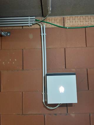 Deze garagebox is gelegen in de recente residentie Green C, de residentie bevindt zich vlakbij het centrum. De garage beschikt over een laadpaal.