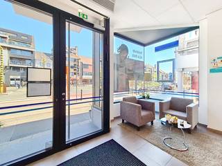 Dit lichtrijke kantoor te huur op de Markt in Eeklo biedt de ideale locatie voor jouw bedrijf. Gelegen in het centrum, omringd door een mix van...