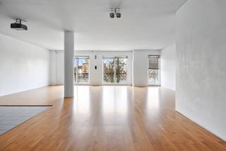 Geniet van het bruisende stadsleven op het Eilandje, met een prachtig uitzicht op het MAS en de jachthaven. Deze stijlvolle loft combineert...