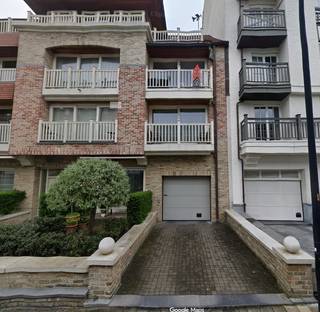 Garage te koop in het centrum van Knokke, gelegen in een zijstraat van de Lippenslaan. Afmetingen: 10,5 m lang en 2,40 m breed. Voorzien van...