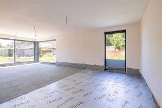 <p>In het landelijke Melsen, een charmante deelgemeente van Merelbeke-Melle, bevindt zich deze ruime nieuwbouwwoning.<br />Omgeven door velden en met een vlotte bereikbaarheid richting Gent en omliggende gemeenten, combineert deze locatie het beste van twee werelden: wonen in alle rust met de nodige voorzieningen op korte afstand.</p><p>De woning wordt momenteel casco aangeboden, wat u de unieke mogelijkheid geeft om de afwerking volledig naar eigen stijl te bepalen.<br />Intussen werd het sanitair en de elektriciteit voorzien, ook het plakwerk werd reeds uitgevoerd.</p><p>Daarnaast komt deze aankoop in aanmerking voor het gunstige btw-tarief van 6%.</p><p>Deze perfecte gezinswoning werd ontworpen met aandacht voor ruimte, lichtinval en functionaliteit.<br />Op het gelijkvloers wordt u verwelkomt via de inkomhal met gastentoilet.<br />Verder biedt deze u ook toegang tot een praktische bureauruimte, ideaal als hobbyruimte, thuiskantoor of extra opbergplaats.<br />Vervolgens komt u terecht in de ruime leefruimte met open keuken.<br />Deze sluit naadloos aan op de wasplaats.</p><p>De eerste verdieping omvat twee ruime slaapkamers, een badkamer en apart toilet.</p><p>Op de tweede verdieping treft u nogmaals twee volwaardige slaapkamers, als ook een technische ruimte.</p><p>Kortom: Een unieke kans voor wie rustig wil wonen, met alle vrijheid om van deze woning écht zijn eigen thuis te maken.</p>