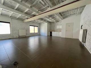 Uniek, instapklaar zakenkantoor in een voormalige school in hartje Mechelen. Het gebouw bestaat uit 3 verdiepingen (3x72 m²). Ontvang je graag...