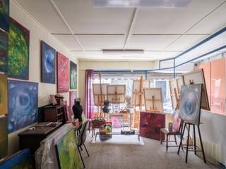 <strong>Te renoveren handelshuis (266 m²) met stadstuin. Wonen en werken in het centrum van Gent.</strong><br /><br /><em>Voor meer informatie, mail naar info@carloeggermont.be</em><br /><br />De prachtige neoclassicistische gevel zet meteen de toon voor dit karaktervolle pand, dat nog beschikt over authentieke elementen zoals parketvloeren, een originele haard en sierlijsten – details die het burgerhuisgevoel versterken.<br /><br />Dit pand op een perceel van 175 m², met een uitzonderlijk ruime stadstuin, biedt de bijzondere kans om wonen en werken te combineren op een uitstekende locatie nabij de Kouter. Een locatie die deel uitmaakt van het Petercelle-project, waarbij meer aandacht zal worden besteed aan toegankelijkheid en groen. De woning vraagt een bijkomende modernisatie, maar biedt de perfecte basis om uw eigen stempel te drukken.<br /><br />Indeling: <br />Op de begane grond bevindt zich vooraan de handelsruimte en achteraan de keuken met eetplaats en toegang tot de uitzonderlijke stadstuin. <br />Op de tussenverdieping vinden we de ruime badkamer met achterliggende wasplaats. De 1<sup>ste</sup> verdieping omvat de leefruimte en eerste slaapkamer. <br />De tweede en derde slaapkamer bevinden zich op de 2<sup>de</sup> verdieping. <br />Een vierde kamer en de ruime polyvalente zolder bevinden zich op de bovenste verdieping. <br /><br /><strong>Een zeldzame kans voor wie op zoek is naar een woning met karakter, ruimte en een enorm potentieel!</strong>