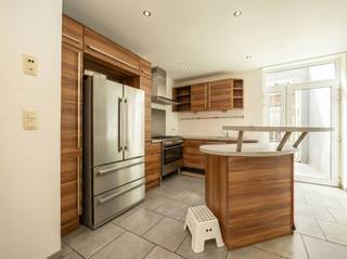 Karaktervolle woning met 3 slaapkamers, terras met overdekte binnenplaats en een servitudeweg achteraan de woning op een zeer centrale locatie...