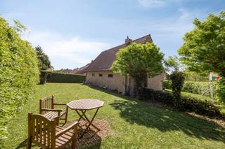 <p>Deze riante villa met 3 slaapkamers, mogelijk om een 4 slaapkamer  te maken, ligt in een rustige woonwijk in Halle, op aangename wandelafstand van het centrum, scholen, winkels en openbaar vervoer. Je geniet hier van een mooie combinatie van ruimte, comfort en een praktische ligging.</p><p>Via de inkomhal kom je in de lichtrijke leefruimte met zithoek en eetplaats. De grote raampartijen zorgen voor veel natuurlijk licht en bieden een mooi zicht op de tuin. Aansluitend vind je de keuken, die beschikt over voldoende werk- en opbergruimte.</p><p>De woning telt meerdere ruime slaapkamers en een badkamer. Werk je graag van thuis uit? Dan is er een afzonderlijk bureel voorzien met zicht op het groen van de tuin – een rustige en aangename plek om te werken.</p><p>Buiten geniet je van de tuin en het terras, waar het heerlijk vertoeven is in alle rust.</p><p>Daarnaast heeft de woning een<strong> gunstige energieprestatie met een EPC-label B</strong>, wat zorgt voor een energiezuinige en comfortabele woonomgeving.</p><p>Kortom, een ruime villa met veel potentieel en een uitstekende ligging in Halle, op wandelafstand van het centrum en tal van voorzieningen.</p><p><strong>Aanvullende informatie</strong><br />De stedenbouwkundige inlichtingen zijn beschikbaar op kantoor. Heb je bijkomende vragen of wens je een plaatsbezoek? Neem gerust contact op via het gsm-nummer: 0471/58 48 87.</p>