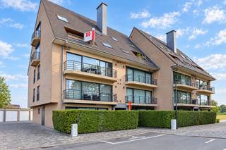 <p><span>Ruim duplexappartement met 3 slaapkamers, 2 badkamers en garagebox in Melsele</span></p>
<p><span>Op zoek naar een ruim appartement met het woongevoel van een woning? Dit instapklare duplexappartement in Melsele biedt maar liefst ca. 165 m² bewoonbare oppervlakte, verdeeld over 2 verdiepingen.</span></p>
<p><span>Op de 3de verdieping kom je binnen via de inkomhal met vestiaire en gastentoilet. De grote woonkamer sluit aan op het terras met zonneluifel. Verder vind je hier de keuken, een praktische wasberging en een 1ste ruime slaapkamer met ensuite badkamer.</span></p>
<p><span>De bovenverdieping beschikt over een bureau, 2 bijkomende slaapkamers en een 2de badkamer. Dankzij de 3 volwaardige slaapkamers en 2 badkamers is dit appartement bijzonder geschikt voor wie veel ruimte en comfort zoekt.</span></p>
<p><span>Extra troeven zijn de rolluiken op verschillende ramen, zonneluifel, conforme elektrische installatie en een privatieve garagebox met vernieuwde sectionale poort. Het appartement werd steeds zeer goed onderhouden en is onmiddellijk bewoonbaar.</span></p>
<p><br /><span>Een verrassend ruim duplexappartement op een centrale ligging in Melsele, ideaal voor wie appartementcomfort wil combineren met een uitzonderlijk grote bewoonbare oppervlakte.</span></p>
<p>Wij leiden je graag rond.</p>