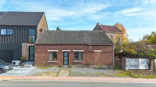Te renoveren woning met tal van troeven in rustige, landelijke omgeving Helstraat 13!<br />Op zoek naar een woning met veel potentieel en een zee aan mogelijkheden?<br />Ontdek deze vrijstaande woning op een perceel van maar liefst 682 m², ideaal gelegen in de rustige Helstraat, waar landelijke charme en vlotte bereikbaarheid elkaar perfect aanvullen.<br />De autostrade bevindt zich op slechts enkele minuten rijden, waardoor u geniet van absolute rust zonder in te boeten aan mobiliteit.<br /><br /><br />Deze halfopen bebouwing biedt u de kans om uw droomwoning volledig naar eigen smaak te creëren.<br />Of u nu kiest voor een grondige renovatie of beslist om nieuw te bouwen met het voordeel van 6% btw, dit pand vormt de perfecte basis om uw woondromen waar te maken.<br />Binnenin vindt u:<br />• Een inkomhal die uitgeeft op de ruime leefruimte met plaats voor een gezellige zit- en eetkamer<br />• Een keukenruimte die volledig vernieuwd kan worden volgens uw wensen<br />• Een eenvoudige badkamer en een apart toilet<br />• Op de bovenverdieping zijn 2 tot 3 slaapkamers mogelijk – ideaal voor een gezin of koppels met toekomstplannen<br />De woning beschikt over houten ramen met dubbel glas en wordt momenteel verwarmd met een kachel.<br />Het dak dient vernieuwd te worden, wat meteen de kans biedt om de woning energiezuinig en toekomstgericht te maken.<br /><br />Het perceel van 682 m² met een straatbreedte van 17 meter biedt tal van mogelijkheden:<br />een ruime tuin voor wie houdt van buitenleven, speelruimte voor kinderen, of zelfs plaats voor een bijgebouw of carport.<br />De volledig omheinde tuin garandeert privacy en rust een echt pluspunt!<br /><br />Troeven op een rij<br /><br />-Rustige, landelijke liggingToch vlot bereikbaar – dichtbij oprit autostrade<br />-Groot perceel van 682 m² met 17 m straatbreedte<br />-Omheind perceel – privacy gegarandeerd<br />-Volledig te renoveren of mogelijkheid tot afbraak en heropbouw aan 6% btw<br />-Ruimte voor 2 à 3 slaapkamers<br />-Bent u op zoek naar een woning met potentieel in een rustige omgeving, waar u uw eigen stempel kunt drukken?<br />-Dan is Helstraat 13 precies wat u zoekt!<br />-Contacteer Immofusion vandaag nog voor meer informatie of een bezoek ter plaatse.