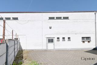 Het gebouw bestaat uit een gelijkvloers met 2 vergaderruimtes, ruimte voor keuken en toiletten.
De bovenverdieping omvat een heel grote ruimte met een vaste bar.
EPC: label F met U.C. 20260605-0003884412-KNR-1
P & G-score: A