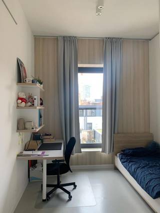 Deze moderne studio is gelegen in een rustige straat van de studentenbuurt. Zijstraat van de Lange Nieuwstraat en Kipdorp. 500 m gelegen van de Meir. Alle scholen op wandel/fietsafstand.<br /><br />2 gemeenschappelijke keukens, fietsenstalling en kelder.<br />Kot gelegen op 2de verdieping.<br />Kamer is voorzien van conceptmeubel met bureau en boekenrek, bed, kleerkast en ijskast.<br />Sanitaire unit op de kamer bestaat uit douche, toilet en lavabo.<br />€57 vaste kosten/maand.<br />Enkel voor studenten.