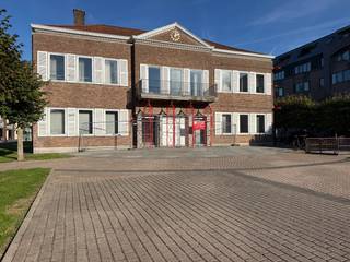 In het hart van Aalter bevindt zich dit historisch pand dat een sleutelrol speelt in de rijke geschiedenis van de gemeente. Gelegen aan Boomgaard 1, precies op de as tussen de bruisende winkelstraat en het rustgevende groen van het Warandepark, staat het voormalige gemeentehuis te koop via een verkoopwedstrijd. Het gebouw werd opgericht in 1844-1845, biedt een karaktervol volume en is op zoek naar investeerders, ontwikkelaars of ondernemers die het pand een nieuwe toekomst willen geven.<br />Het gebouw is gelegen op het Boomgaardplein en omvat een royaal ruimtelijk volume verspreid over meerdere niveaus. Bij het betreden van het pand komt u binnen in een representatieve centrale traphal die toegang geeft tot de diverse ruimtes op de begane grond. Het gelijkvloers leent zich uitstekend voor uiteenlopende functies. Op de eerste verdieping bevindt zich onder meer de voormalige raadzaal met houten wand- en plafondafwerking en aanvullende kantoor- of praktijkruimtes. De bovengelegen tweede verdieping herbergt de zolderruimte die na optimalisatie perfect kan worden ingericht als vergadercentrum of landschapskantoor. Onder het gebouw bevindt zich voorts nog een kelderruimte.<br />Hoewel het pand vanwege zijn historische en culturele betekenis is opgenomen op de inventaris van bouwkundig erfgoed, is het geen beschermd monument. De gemeente Aalter moedigt vernieuwende concepten aan die een meerwaarde kunnen bieden voor de omgeving. Er zijn verschillende mogelijkheden zoals een privatieve inrichtingen (kantoor, praktijk), maar zeker ook een dynamische invulling met horeca, een groepspraktijk of culturele functies.<br />De verkoop van dit unieke vastgoed is bovendien naadloos gekoppeld aan de totale herontwikkeling van de omgeving. Het lokaal bestuur transformeert het aansluitende Boomgaardplein tot een groen en uitnodigend belevingsplein, waarin ook de ondergrondse historische schuilkelders een nieuwe rol kunnen krijgen.<br />Aalter kiest bewust voor een verkoop op basis van conceptkwaliteit, erfgoedwaarde en maatschappelijke meerwaarde met een richtprijs van € 204.000. Geef deze historische plek een nieuwe bestemming en dien uw voorstel in vóór 31 januari 2027. Verder kan het gebouw tevens aangekocht worden via erfpacht.<br />Vraag gerust de informatiebundel aan die de wedstrijdprocedure structureert.