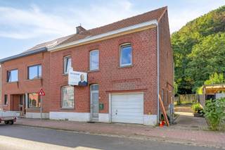 Deze ruime halfopen bebouwing is gelegen in Holsbeek op een perceel van 7a 83ca met een zuidoost georiënteerde tuin. <br /><br />Dit renovatie project biedt veel mogelijkheden door het grote volume en aangename tuin.<br />Bij het betreden van de woning komt u binnen in de inkomhal.<br />Vanuit de inkomhal bereikt u de ruime leefruimte en de aansluitende keuken. Op gelijkvloers bevind zich ook een doucheruimte. Als ook de zeer ruime garage. <br /> <br />Op de eerste verdieping vinden we de overloop met 4 ruime slaapkamers en een badkamer met dubbel lavabo en bad .<br /><br />De woning beschikt over een volledige zolderverdieping, te bereiken met een vaste trap, waar zich de 5e slaapkamer bevindt. Verder heeft de woning een ruime kelder .<br /><br />De verwarming is op aardgas. De elektriciteit is niet conform. EPC E, renovatieverplichting. Niet-asbestveilig.<br /><br />Wenst u meer informatie of een bezoek? Contacteer ons gerust!