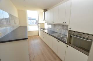 Gerenoveerde ruime woning met grote zonnige tuin, ook geschikt als kangoeroewoning. De woning bevindt zich in een rustige buurt met open zicht op pleintje. <br /><br />Indeling:<br /><br />Inkomhall, woonkamer, 2 open ingerichte keukens, badkamer met inloopdouche, wastafel en toilet, 2 afzonderlijke toiletten, berging, veranda met toegang tot grote zonnige tuin met tuinhuis, 3 slaapkamers, 2de badkamer met wastafel en douche, grote zolder met vaste trap (mogelijkheid tot extra kamers).<br /><br />- Nieuw dak<br />- Ook geschikt als kangoeroewoning <br />- Dubbele begazling PVC<br />- Verwarming met gaskachels.