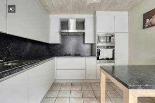 Plan je bezoek en ontdek dit ruime huis boordevol mogelijkheden op een centrale ligging in Izegem!<br /><br />Dankzij de praktische indeling, de ruime kamers en de gezellige houthaard geniet je hier van een aangename woning op een centrale locatie.<br /><br />Het huis is als volgt ingedeeld:<br /><br />Gelijkvloers:<br />- Inkomhal met polyvalente ruimte, ideaal als bureau of hobbyruimte<br />- Gezellige leefruimte met sfeervolle houthaard<br />- Volledig uitgeruste keuken <br />- Praktische berging met aansluiting voor wasmachine<br />- Grote aparte berging met extra opbergruimte<br />- Kelder<br /><br />1ste verdieping:<br />- 3 volwaardige slaapkamers<br />- Ruime badkamer met toilet, douche en bad<br /><br />2de verdieping:<br />- Ruime zolderverdieping bereikbaar via een vaste trap<br /><br />Buiten:<br />- Gezellige koer/tuin <br />- Garage<br /><br />Troeven van dit huis:<br />- Ruime en praktische indeling<br />- Veel potentieel<br />- Ideaal voor gezinnen of wie extra ruimte zoekt<br />- Grote berging en extra zolderruimte<br />- Centrale ligging te Izegem met vlotte verbinding nabij winkels, scholen en invalswegen<br /><br />Op zoek naar een ruime woning met karakter en potentieel? Hier krijg je volop ruimte én de vrijheid om de woning helemaal naar jouw wensen in te richten. Benieuwd naar de mogelijkheden? Plan vandaag nog je bezoek!<br /><br /><br /><br />Dit pand is onderworpen aan de renovatieverplichting van de Vlaamse overheid voor residentiële gebouwen (behoudens bij sloop binnen 5 jaar na de aankoop). Consulteer voor meer informatie de website van het Vlaams Energie- en Klimaatagentschap via https://www.vlaanderen.be/een-woning-kopen/renovatieverplichting-voor-residentiele-gebouwen<br /><br />Bestuursmaatregelen in het maatregelenregister: nee<br /><br />Deze AI-visualisaties zijn bedoeld als inspiratie. Er werd geen rekening gehouden met technische specificaties, stedenbouwkundige voorschriften of de concrete mogelijkheden tot realisatie.