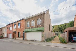 <p>Deze multifunctionele woning aan de Ivo Cornelisstraat in Mechelen combineert twee slaapkamers met een tuin en terras, en biedt daarmee een basis om volledig naar eigen inzicht in te richten. Het pand is te renoveren, wat u de vrijheid geeft om de indeling, afwerking en technieken volledig af te stemmen op uw eigen wensen en leefstijl. De vergunde plannen zijn beschikbaar, zodat u vanaf de start een duidelijk beeld heeft van de mogelijkheden en snel kan starten met de concrete uitwerking van uw project.</p>