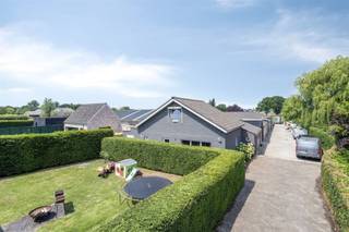 Bent u op zoek naar een unieke combinatie van een ruime recente woning, kangoeroewoonst / co-housing en een geweldig groot bijgebouw?. Hier heb...