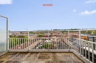 Deze studio is uiterst gunstig gelegen in het historische centrum van Leuven. U bevindt zich op een steenworp van de levendige Brusselsestraat, op wandelafstand van een veel gefrequenteerde  bushalte, vlakbij winkels, supermarkten, op/afrit naar de autosnelweg met nabijgelegen parkeergelegenheid op het Sint-Jacobsplein en diverse faculteiten. De studio bevindt zich in een kleinschalige residentie en geniet van een prachtig privatief terras met verzicht over de stad. Deze studio vormt een uiterst interessante investeringsopportuniteit zowel voor eigen bewoning of als waardevaste belegging. De studio zelf omvat een lichtrijke leef- en slaapruimte op een gebruiksvriendelijke tegelvloer. De leefruimte biedt plaats voor een inklapbaar tweepersoonsbed en aansluitende toegang tot het west-georiënteerd terras. Verder beschikt de studio over een apart keukentje en een aparte badkamer waarvan de vloer recent vernieuwd werd met douche, wastafel en toilet. Bijkomende pluspunten zijn de lage maandelijkse lasten, aanwezigheid lift en een gemeenschappelijke fietsenstalling.  Kortom: een ideale woonomgeving! Ideaal voor eigen bewoning of als waardevaste belegging. Mis deze kans niet en neem snel contact op met ons via info@homies.be of via 016/22 82 22!<br /> 