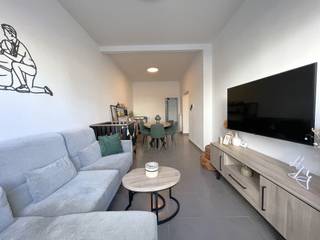 <p><span>KUNSTLAAN 36, 2850 BOOM</span></p><p><span>Instapklare hedendaagse woning!</span></p><p><span> </span></p><p><span>Deze woning werd grondig gerenoveerd en is klaar voor nieuwe bewoners.</span></p><p><span> </span></p><p><span>Dankzij de centrale locatie ben je direct bij verschillende scholen en supermarkten.</span></p><p><span>De Mobi-score is 8,7 dankzij de nabijheid van openbaar vervoer en toegangswegen.</span></p><p><span>Ontspannen en wandelen doe je in het </span><span>Gemeentelijk Park</span><span> dat op het einde van de straat ligt.</span></p><p><span> </span></p><p><span>In de woning zelf vinden we op het gelijkvloers: inkomhal, leefruimte, keuken, badkamer en een berging. </span></p><p><span>Op Verd. +1: Twee slaapkamers, wwaarvan één met dakterras. </span></p><p><span>Op Verd. +2: Een ruime afgewerkte verdieping voor potentieel twee slaapkamers. </span></p><p><span>Op Verd. -1: Een bergkelder. </span></p><p><span> </span></p><p><span>De woning heeft een uitstekend </span><span>EPC-label B</span><span> en bovendien is de </span><span>elektriciteit conform tot 2041</span><span> (!).</span></p><p><span>De woning werd voorzien van domotica. Zo kunnen de voordeur, ovens en verwarming vanop afstand bediend worden.</span></p><p><span> </span></p><p><span>Heeft u interesse in deze woning?</span></p><p><span>Contacteer ons via: 03 888 44 01 of info@immodillen.be</span></p><p><span> </span></p>
