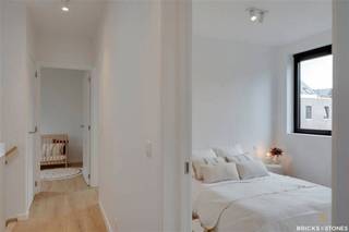 Schitterende nieuwbouw eengezinswoning met een bewoonbare oppervlakte van maar liefst 235 m² !<br /><br />Op het gelijkvloers een schitterende leefkeuken met groot kookeiland voorzien van alle toestellen en aansluitend de zonovergoten eetkamer en living die rechtstreeks toegang biedt tot de zeer ruime tuin van 70m2. <br /><br />Hier vinden we ook een extra bijgebouw dat ideaal kan dienen als poolhouse/atelier/bureau van maar liefst 25 m². <br />Op de 1e verdieping vinden we achteraan de gigantische masterbedroom, met bureau, lounge en inloopdressing dewelke uitgeeft op het prachtige groendak terras van 25m2. <br />Vooraan bevindt zich nog een 2de slaapkamer met tussen beiden een zeer ruime badkamer. <br />Voorts vinden we hier nog een apart toilet en een bureau. Op de 2e verdieping zijn er nog twee slaapkamers nog een ruime badkamer en een extra wasplaats en nog een berging.3<br /><br />Oplevering voorzien september 2025. Verlaagd btw tarief 6% mogelijk!!!