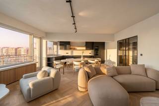 Op de zesde verdieping van een verzorgde residentie bevindt zich dit uitzonderlijke appartement van 120 m², volledig gerenoveerd met oog voor detail. Dankzij de absolute topligging geniet u hier elke dag van een indrukwekkend panoramisch uitzicht over de zee, de jachthaven en het hinterland. De uitstekende oriëntatie zorgt bovendien voor een overvloed aan natuurlijk licht.<br /><br />Tijdens de totaalrenovatie in 2026 werd uitsluitend gewerkt met hoogwaardige materialen. Dit komt bijvoorbeeld terug in de stijlvolle visgraatparketvloer, elegante smeedijzeren deuren en het geïntegreerde Sonos-surroundsysteem.<br /><br />De moderne, volledig uitgeruste keuken vormt het hart van het appartement en combineert esthetiek met functionaliteit. Ze beschikt over alle hedendaagse toestellen en werd aangevuld met een ingebouwde wijnfrigo. Ook de badkamers en sanitaire ruimtes werden bijzonder smaakvol afgewerkt met exclusieve marmeren bladen. Het appartement biedt een comfortabele indeling met drie volwaardige slaapkamers en een praktische walk-in dressing.<br /><br />Naast zijn prachtige looks, scoort dit eigendom ook technisch uitstekend. Zo beschikt het appartement over een gunstige EPC-score B, een conforme elektrische installatie en een asbestvrij attest.<br /><br />Een unieke kans voor wie op zoek is naar een ruim en luxueus appartement op een uitzonderlijke locatie, waar comfort, afwerking en fenomenale vergezichten perfect samenkomen.<br /><br />