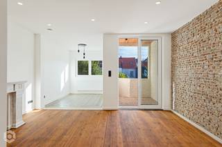 Op een uitstekende locatie in Berchem bevindt zich dit prachtige gerennoveerde appartement. U bevindt zich hier op een centrale locatie, doch op wandelafstand van winkels, scholen, eet- en drankgelegenheden en het openbaar vervoer. <br /><br />We betreden het appartement via de ruime en lichtrijke leefruimte. Deze kunt u inrichten met een gezellige zithoek en een aparte eetplaats. Aanpalend bevindt zich de keuken, dewelke voorzien is van de meest kwalitatieve toestellen. Het appartement beschikt over 1 slaapkamer en de ensuite badkamer is uitgerust met lavabo en douche. Op het zonnige terras kunt u steeds in alle rust en privacy genieten van het mooie weer. Tot slot beschikt u over een kelderberging. <br /><br />Het appartement is onmiddellijk beschikbaar.<br /><br />U dient een bezoekaanvraag in te dienen via het zoekertje op onze website via de knop "vraag bezoek aan".<br /><br />Dit is een uitstekende opportuniteit als u op zoek bent naar een appartement op een uitstekende locatie in Berchem. Contacteer ons voor meer informatie of neem een kijkje op www.boonstravastgoed.be .<br /><br />Bijzonderheden:<br />- Uitstekende locatie<br />- Lichtrijk appartement<br />- Geen gemeenschappelijke kosten