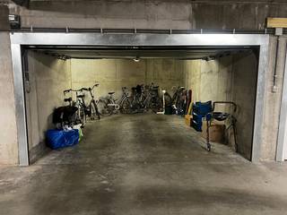 Ce box de garage à vendre est situé à l'angle de Mariakerkelaan et de Nieuwpoortsesteenweg à Ostende, dans la résidence South Bay. <br /><br />Le box est très facile d'accès et se trouve à l'étage -1.<br /><br />- Dimensions du box de garage : 5m60 x 3m75 <br />- Électricité disponible <br />- Portail sectionnel<br /><br />Vous recherchez un garage spacieux pouvant accueillir votre voiture et vos vélos ? Appelez-nous bientôt pour une visite sur place !<br /><br />Registre des mesures: non