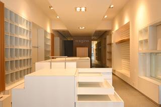 <p>Gelegen in de winkelstraat van Deinze bevindt zich dit handelspand met een afzonderlijk magazijn. Het handelspand heeft een oppervlakte van ca. 108 m² aangevuld met een magazijn van ca. 130 m². Dit biedt een uitstekende opportuniteit voor ondernemers die op zoek zijn naar een commerciële locatie met optimale zichtbaarheid, veel passage en een vlotte bereikbaarheid.<br /><br />Het handelspand bestaat uit een winkelruimte met twee paskamers, een multifunctionele ruimte met open keuken, een afzonderlijk toilet en een berging. <br /><br />Het achterliggende magazijn biedt ruime opslagmogelijkheden en vormt een waardevolle aanvulling op het handelspand. Bovendien kan het magazijn eveneens gebruikt worden als parkeerplaats voor één of meerdere wagens.<br /><br />Onmiddellijk beschikbaar.<br /><br />Benieuwd naar deze handelsruimte met magazijn? <br />Maak een afspraak via hanna@landbergh.be of 09 225 25 24.</p>